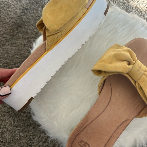 UGG • Yellow Bow Suede Slip On Sandals • 7.5 • - Picture 5 of 9